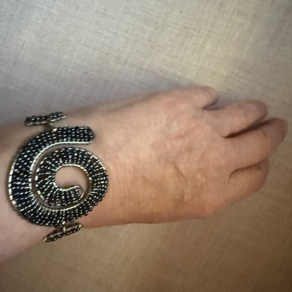 Beautiful Ladies Silver Swirl Black Beaded Bracelet with Toggle Clasp T tymus4 ( - Picture 10 of 10